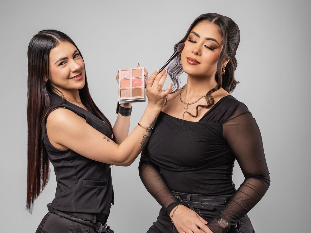 Isabel doing a guest's makeup